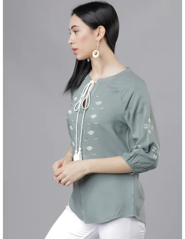 Top vert olive brodé en viscose - Tokyo Talkies