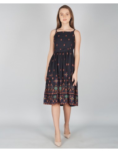 Robe froncée noire – Metro Fashion